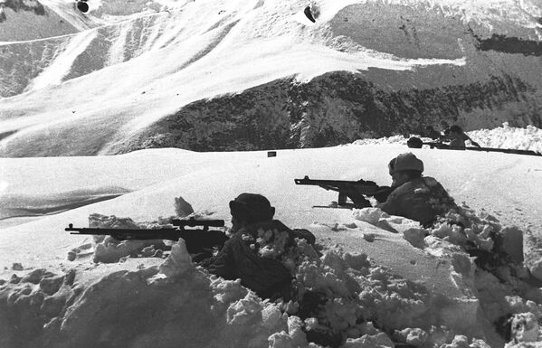 Бітва за Каўказ пачалася 25 ліпеня 1942-га і працягвалася 442 дні – да 9 кастрычніка 1943-га. Гэта адна з самых маштабных бітваў Вялікай айчыннай, перамога ў якой мела каласальнае стратэгічнае значэнне.На фота: чырвонаармейцы на пазіцыі абараняюць горны перавал на Каўказе. На пярэднім плане снайперская пара – С. Матар’ян і Б. Бандарэнка. Бітва за Каўказ пачалася 25 ліпеня 1942-га і працягвалася 442 дні – да 9 кастрычніка 1943-га. Гэта адна з самых маштабных бітваў Вялікай айчыннай, перамога ў якой мела каласальнае стратэгічнае значэнне.На фота: чырвонаармейцы на пазіцыі абараняюць горны перавал на Каўказе. На пярэднім плане снайперская пара – С. Матар’ян і Б. Бандарэнка. - Sputnik Беларусь