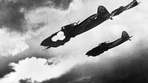 Советские летчики на самолетах ИЛ-2 атакуют колонну противника.  - Sputnik Беларусь