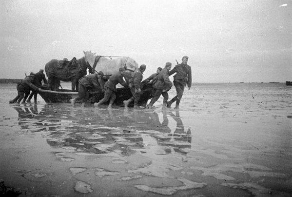 1 лістапада 1943 года пачалася аперацыя па фарсіраванні Сіваша. Самым цяжкім было тое, што дно яго надзвычай глейкае, вада вельмі нізкай тэмпературы. Коні, калёсы пераходзіць уброд не маглі, і ўсю зброю, боепрыпасы чырвонаармейцам даводзілася цягнуць на сабе.Савецкія палкі замацаваліся на занятай тэрыторыі, з ходу захапілі плацдарм на паўднёвым беразе Сіваша, але далей прарвацца не змаглі. Баі на гэтым участку працягваліся да красавіка 1944 года, калі Чырвоная Армія пачала рашучую аперацыю па вызваленні Крыма.На фота: фарсіраванне возера Сіваш. 1 лістапада 1943 года пачалася аперацыя па фарсіраванні Сіваша. Самым цяжкім было тое, што дно яго надзвычай глейкае, вада вельмі нізкай тэмпературы. Коні, калёсы пераходзіць уброд не маглі, і ўсю зброю, боепрыпасы чырвонаармейцам даводзілася цягнуць на сабе.Савецкія палкі замацаваліся на занятай тэрыторыі, з ходу захапілі плацдарм на паўднёвым беразе Сіваша, але далей прарвацца не змаглі. Баі на гэтым участку працягваліся да красавіка 1944 года, калі Чырвоная Армія пачала рашучую аперацыю па вызваленні Крыма.На фота: фарсіраванне возера Сіваш. - Sputnik Беларусь