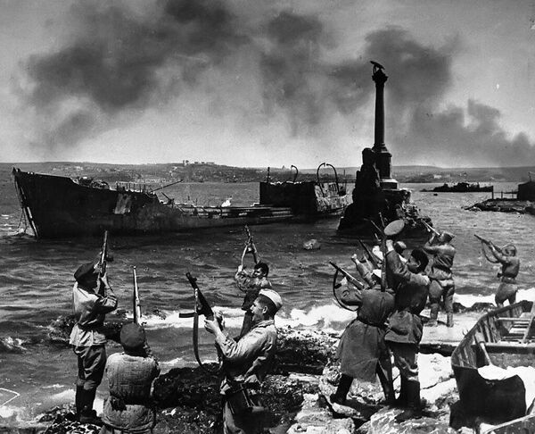 1 мая 1945 года Севастопаль у ліку першых – нараўне з Ленінградам, Сталінградам і Адэсай – быў абвешчаны горадам-героем. Афіцыйна ў якасці дзяржаўнай узнагароды званне ўстаноўлена 8 мая 1965 года Указам Прэзідыума Вярхоўнага Савета СССР.На фота: вызвалены Севастопаль, май 1944 года. 1 мая 1945 года Севастопаль у ліку першых – нараўне з Ленінградам, Сталінградам і Адэсай – быў абвешчаны горадам-героем. Афіцыйна ў якасці дзяржаўнай узнагароды званне ўстаноўлена 8 мая 1965 года Указам Прэзідыума Вярхоўнага Савета СССР.На фота: вызвалены Севастопаль, май 1944 года. - Sputnik Беларусь