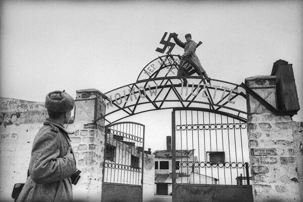 Калі ў 1941-1942 гадах нямецкім войскам спатрэбілася 250 сутак, каб авалодаць Севастопалем, які гераічна абараняўся, то ў 1944 году для вызвалення ўсяго Крымскага паўвострава савецкім войскам хапіла ўсяго 35 дзён.На фота: байцы скідаюць свастыку на заводзе Войкава ў Керчы. Калі ў 1941-1942 гадах нямецкім войскам спатрэбілася 250 сутак, каб авалодаць Севастопалем, які гераічна абараняўся, то ў 1944 году для вызвалення ўсяго Крымскага паўвострава савецкім войскам хапіла ўсяго 35 дзён.На фота: байцы скідаюць свастыку на заводзе Войкава ў Керчы. - Sputnik Беларусь