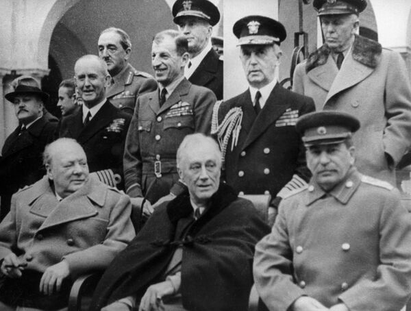 Адной з найважнейшых падзей 1945 года стала Ялцінская (Крымская) канферэнцыя, якая прайшла з 4 па 11 лютага, на якой лідары краін антыгітлераўскай кааліцыі абмяркоўвалі свае сферы ўплыву пасля канчатковай перамогі над Германіяй. Гэтымі днямі была вызначана мяжа паміж БССР і Польшчай.На фота: у першым радзе (сядзяць): прэм’ер-міністр Вялікабрытаніі Уінстан Чэрчыль, прэзідэнт ЗША Франклін Дэлана Рузвельт і маршал СССР Іосіф Вісарыёнавіч Сталін (злева направа) перад пачаткам аднаго з пасяджэнняў. Стаяць: міністр замежных спраў Вялікабрытаніі Энтані Ідэн, дзяржаўны сакратар ЗША Эдвард Стэцініус, амерыканскі военачальнік Амар Нэльсан Брэдлі, народны камісар замежных спраў СССР Вячаслаў Міхайлавіч Молатаў. Адной з найважнейшых падзей 1945 года стала Ялцінская (Крымская) канферэнцыя, якая прайшла з 4 па 11 лютага, на якой лідары краін антыгітлераўскай кааліцыі абмяркоўвалі свае сферы ўплыву пасля канчатковай перамогі над Германіяй. Гэтымі днямі была вызначана мяжа паміж БССР і Польшчай.На фота: у першым радзе (сядзяць): прэм’ер-міністр Вялікабрытаніі Уінстан Чэрчыль, прэзідэнт ЗША Франклін Дэлана Рузвельт і маршал СССР Іосіф Вісарыёнавіч Сталін (злева направа) перад пачаткам аднаго з пасяджэнняў. Стаяць: міністр замежных спраў Вялікабрытаніі Энтані Ідэн, дзяржаўны сакратар ЗША Эдвард Стэцініус, амерыканскі военачальнік Амар Нэльсан Брэдлі, народны камісар замежных спраў СССР Вячаслаў Міхайлавіч Молатаў. - Sputnik Беларусь