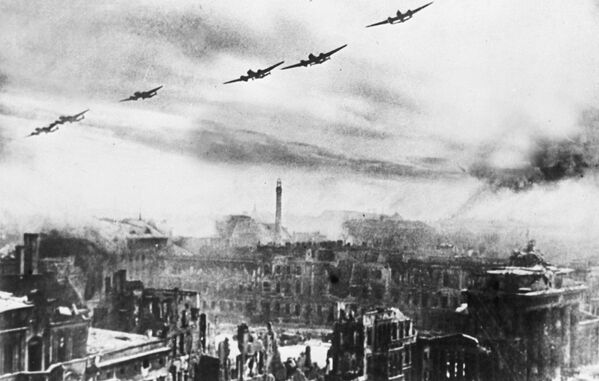 Берлінская аперацыя працягвалася 17 дзён – з 16 красавіка па 2 мая 1945 года, за гэты перыяд савецкія войскі прасунуліся на захад на адлегласць ад 100 да 220 кіламетраў.На фота: паветраная аперацыя ВПС Чырвонай арміі "Салют", праведзеная з мэтай нанясення масіраваных удараў па Берліне. Берлінская аперацыя працягвалася 17 дзён – з 16 красавіка па 2 мая 1945 года, за гэты перыяд савецкія войскі прасунуліся на захад на адлегласць ад 100 да 220 кіламетраў.На фота: паветраная аперацыя ВПС Чырвонай арміі "Салют", праведзеная з мэтай нанясення масіраваных удараў па Берліне. - Sputnik Беларусь