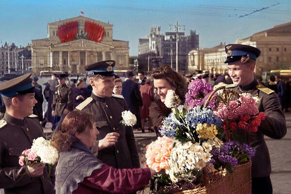 9 мая 1945 года – Дзень Перамогі. Савецкія лётчыкі на плошчы Рэвалюцыі ў Маскве. 9 мая 1945 года – Дзень Перамогі. Савецкія лётчыкі на плошчы Рэвалюцыі ў Маскве. - Sputnik Беларусь