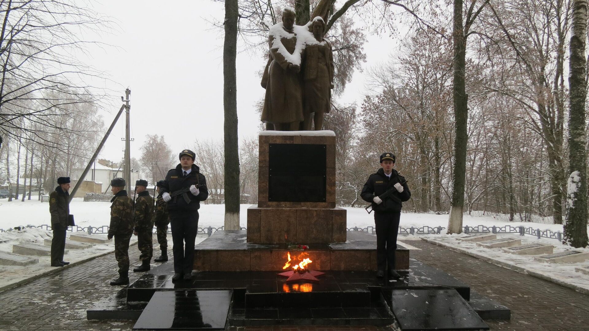 Перезахоронение останков бойцов и командиров Красной армии, поднятых в ходе поисковых экспедиций Перезахоронение останков бойцов и командиров Красной армии, поднятых в ходе поисковых экспедиций - Sputnik Беларусь, 1920, 10.05.2025