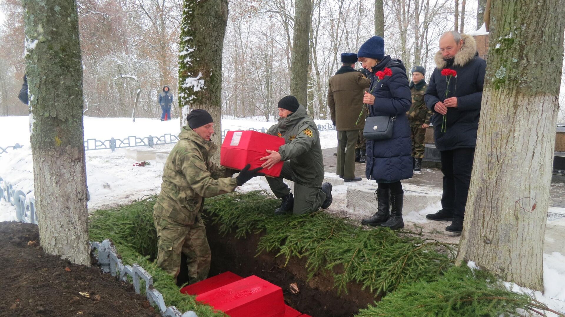 Перезахоронение останков бойцов и командиров Красной армии, поднятых в ходе поисковых экспедиций Перезахоронение останков бойцов и командиров Красной армии, поднятых в ходе поисковых экспедиций - Sputnik Беларусь, 1920, 10.05.2025