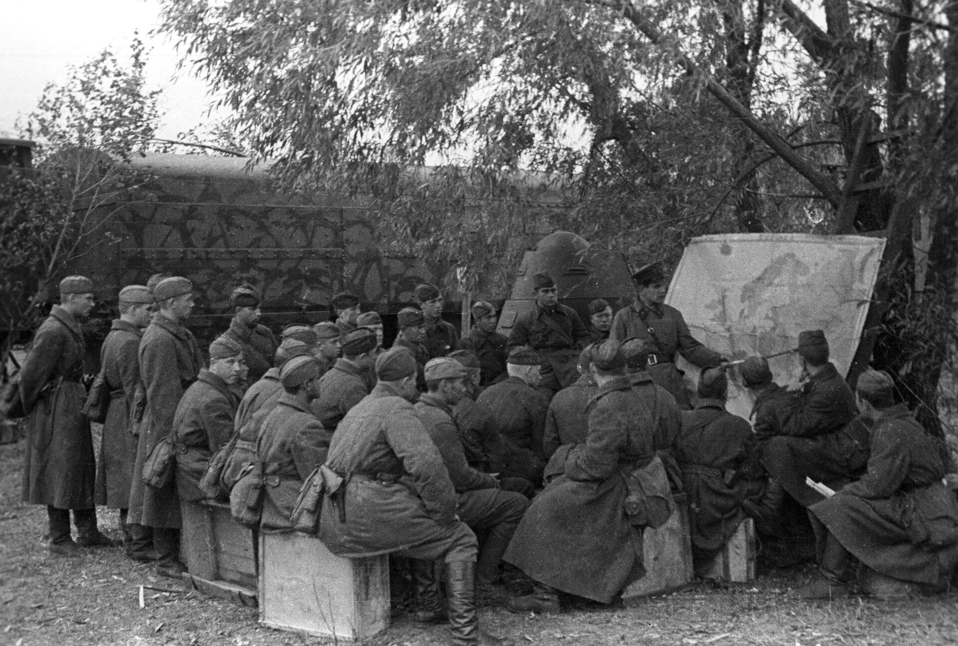Великая Отечественная война 1941-1945 гг. Политсобрание для личного состава о боевой обстановке на Западном фронте, сентябрь 1941 года Великая Отечественная война 1941-1945 гг. Политсобрание для личного состава о боевой обстановке на Западном фронте, сентябрь 1941 года - Sputnik Беларусь, 1920, 10.05.2025