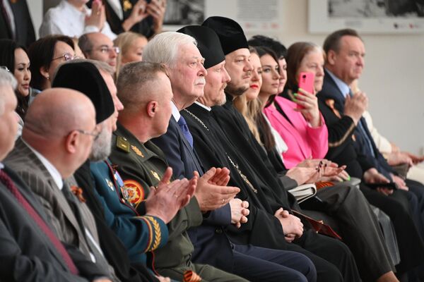 Показ новых моделей одежды прошел 6 мая в минском Доме Москвы Показ новых моделей одежды прошел 6 мая в минском Доме Москвы - Sputnik Беларусь
