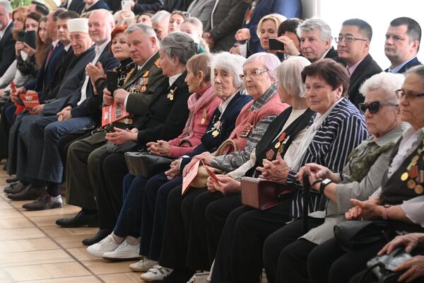 Показ новых моделей одежды прошел 6 мая в минском Доме Москвы Показ новых моделей одежды прошел 6 мая в минском Доме Москвы - Sputnik Беларусь