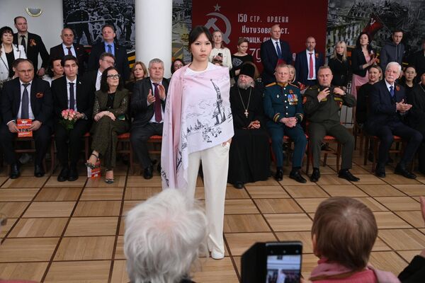 Показ новых моделей одежды прошел 6 мая в минском Доме Москвы Показ новых моделей одежды прошел 6 мая в минском Доме Москвы - Sputnik Беларусь