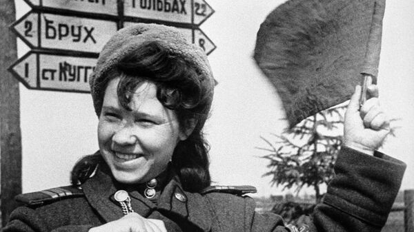 Регулировщица сержант Аня Караваева на пути к Кенигсбергу. Восточная Пруссия, Германия. Весна 1945 года. - Sputnik Беларусь