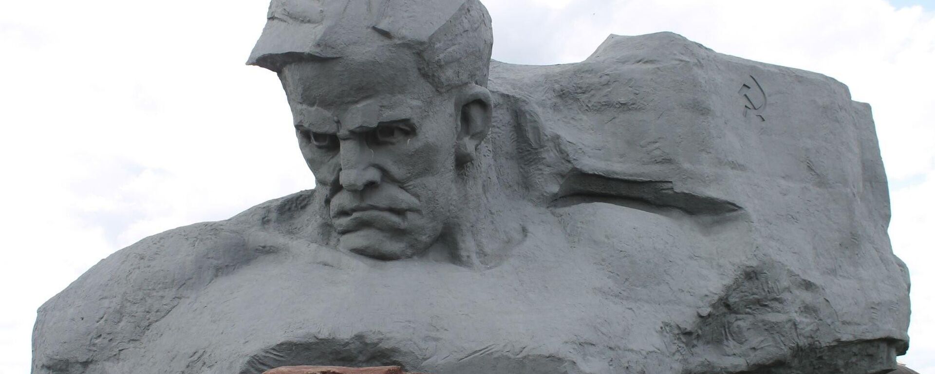 Пакуль жывая памяць, яны жывыя: вялікія манументы ажылі да юбілею Перамогі - Sputnik Беларусь, 1920, 09.05.2025