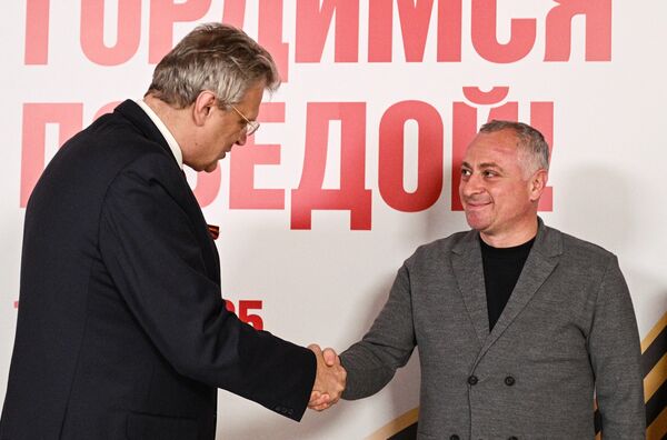 Прэзідэнт Рэспублікі Абхазіі Бадра Гунба, злева – намеснік дырэктара дэпартамента дзяржаўнага пратакола МЗС Расіі Андрэй Міляеў. - Sputnik Беларусь