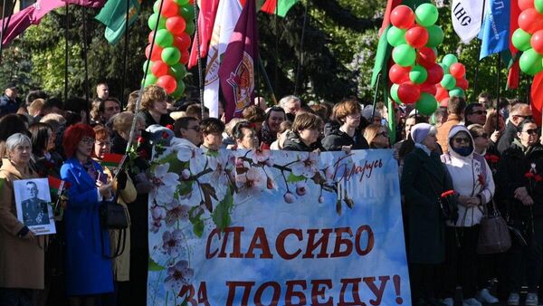 Ускладанне кветак на плошчы Перамогі ў Мінску - Sputnik Беларусь