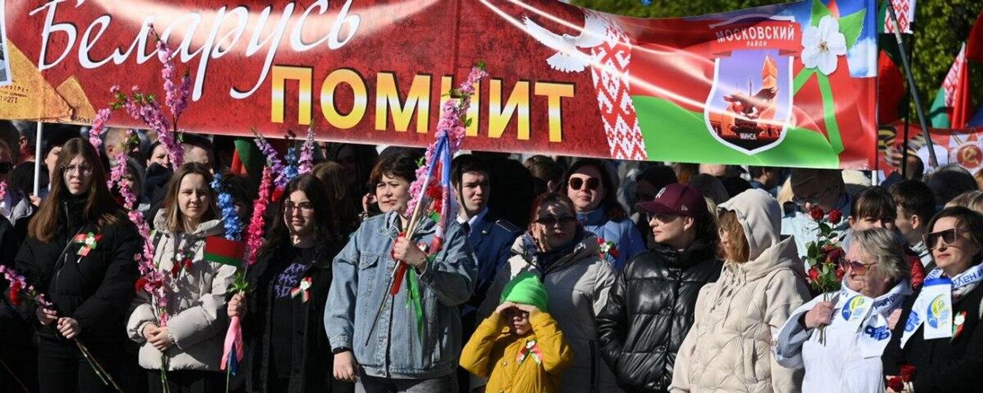 Ускладанне кветак на плошчы Перамогі ў Мінску - Sputnik Беларусь, 1920, 09.05.2025
