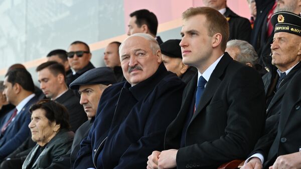 Президент Беларуси Александр Лукашенко с сыном Николаем на Красной площади в Москве на военном параде, посвященном 80-летию Победы. - Sputnik Беларусь