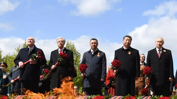 Церемония возложения цветов к Могиле Неизвестного солдата - Sputnik Беларусь