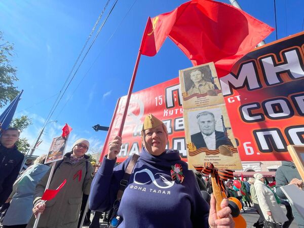 Гамяльчане прайшлі па горадзе з партрэтамі сваякоў-франтавікоў. - Sputnik Беларусь