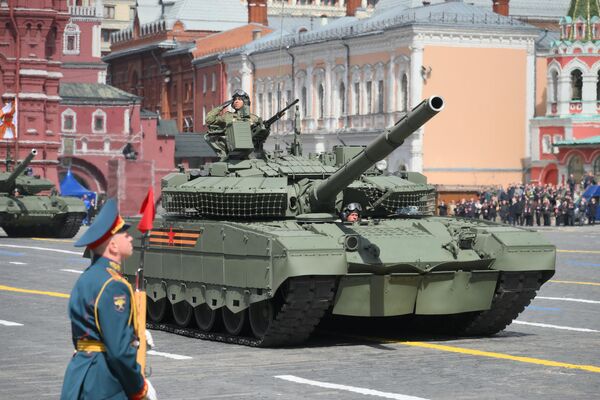 Потым у калоне пайшла сучасная тэхніка. На маршы – танк Т-80БВМ. - Sputnik Беларусь