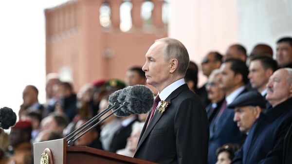 Прэзідэнт РФ Уладзімір Пуцін на Чырвонай плошчы ў Маскве на ваенным парадзе, прысвечаным 80-годдзю Перамогі - Sputnik Беларусь