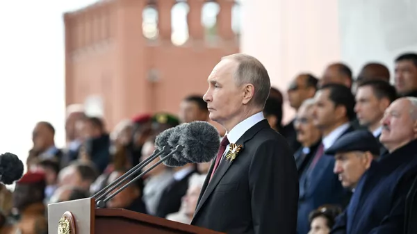 Президент РФ Владимир Путин на Красной площади в Москве на военном параде, посвященном 80-летию Победы - Sputnik Беларусь