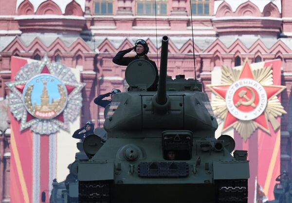 Адкрылі парад Перамогі, традыцыйна, легендарныя танкі часоў ВАВ – Т-34. - Sputnik Беларусь