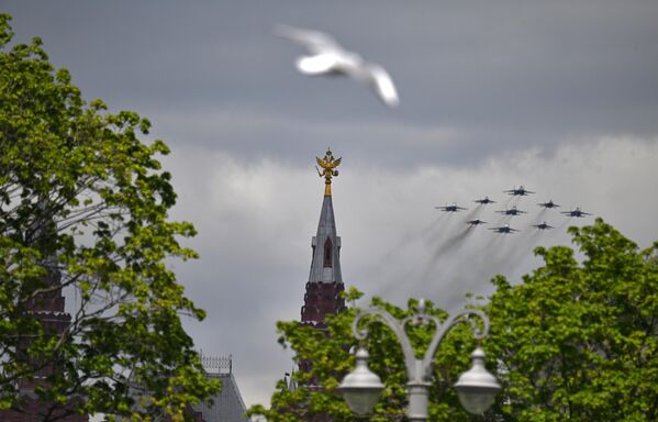 Строй &quot;Кубінскі брыльянт&quot; са знішчальнікаў МіГ-29 і Су-30СМ пілатажных груп &quot;Русские витязи&quot; і &quot;Стрижи&quot;. - Sputnik Беларусь