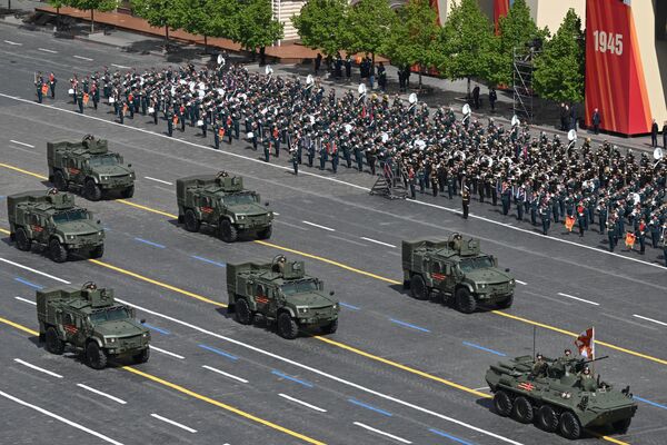 Бронетранспарцёр БТР-82А і бронеаўтамабілі ЗА-СпН &quot;Титан&quot;. - Sputnik Беларусь