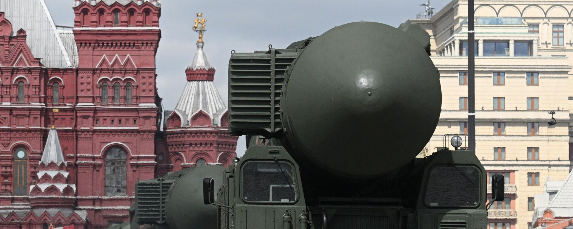 Аўтаномныя пускавыя ўстаноўкі ПГРК Ярс на Краснай плошчы ў Маскве на ваенным парадзе, прысвечаным 80-годдзю Перамогі ў Вялікай Айчыннай вайне - Sputnik Беларусь, 1920, 09.05.2025