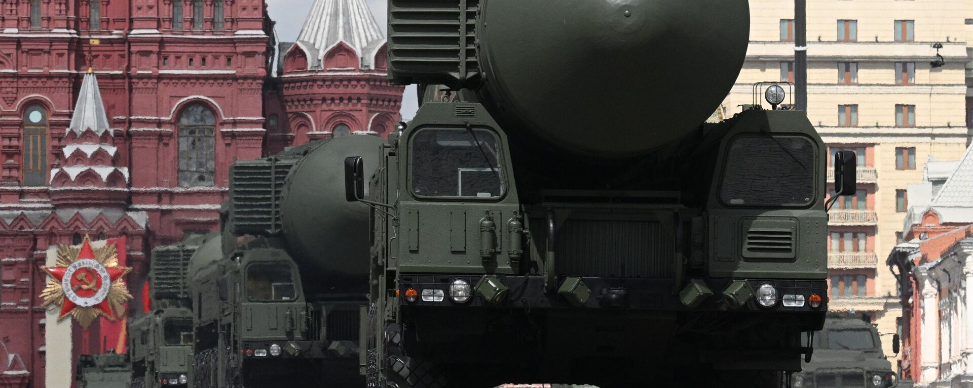 Аўтаномныя пускавыя ўстаноўкі ПГРК Ярс на Краснай плошчы ў Маскве на ваенным парадзе, прысвечаным 80-годдзю Перамогі ў Вялікай Айчыннай вайне - Sputnik Беларусь, 1920, 09.05.2025