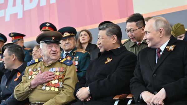 Прэзідэнт РФ Уладзімір Пуцін і старшыня КНР Сі Цзіньпін (справа налева) на Чырвонай плошчы ў Маскве на ваенным парадзе, прысвечаным 80-годдзю Перамогі - Sputnik Беларусь