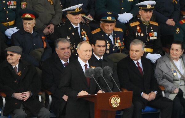 Прэзідэнт РФ Уладзімір Пуцін выступае на Краснай плошчы ў Маскве. - Sputnik Беларусь