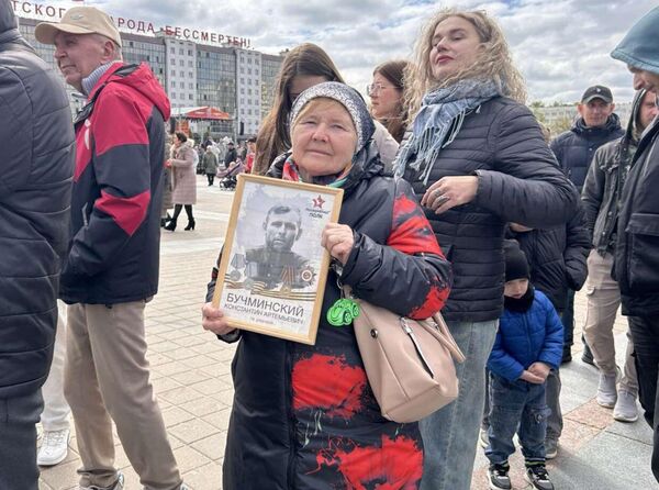 Удзельнікі шэсця неслі партрэты сваякоў-удзельнікаў Вялікай Айчыннай. - Sputnik Беларусь
