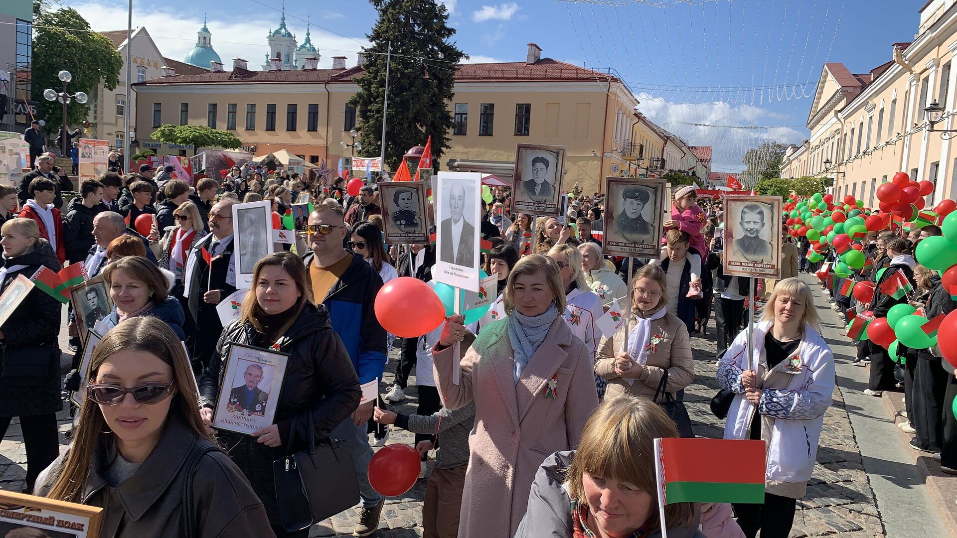 Удзельнікі акцыі Бессмертный полк і Беларусь памятае ў Гродне Удзельнікі акцыі Бессмертный полк і Беларусь памятае ў Гродне - Sputnik Беларусь, 1920, 09.05.2025