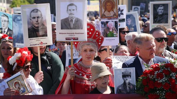 Участники акции Бессмертный полк перед Бранденбургскими воротами в Берлине, Германия - Sputnik Беларусь