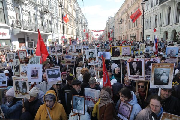 Удзельнікі акцыі "Бессмертный полк" падчас святкавання 80-годдзя Перамогі ў Вялікай Айчыннай вайне ў Санкт-Пецярбургу. Удзельнікі акцыі "Бессмертный полк" падчас святкавання 80-годдзя Перамогі ў Вялікай Айчыннай вайне ў Санкт-Пецярбургу. - Sputnik Беларусь