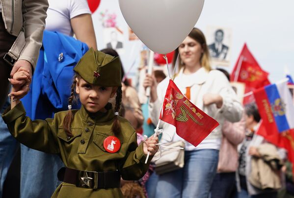 Самая юная ўдзельніца акцыі "Бессмертный полк" у Кемерава. Самая юная ўдзельніца акцыі "Бессмертный полк" у Кемерава. - Sputnik Беларусь
