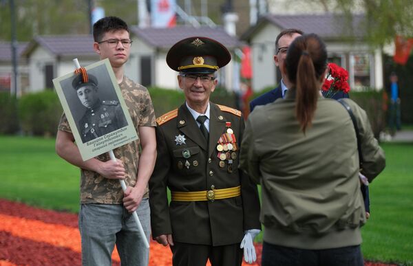 Удзельнікі акцыі "Бессмертный полк" падчас святкавання 80-годдзя Перамогі ў Вялікай Айчыннай вайне ў Томску. Удзельнікі акцыі "Бессмертный полк" падчас святкавання 80-годдзя Перамогі ў Вялікай Айчыннай вайне ў Томску. - Sputnik Беларусь