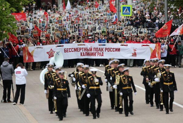 Так выглядаў "Бессмертный полк" падчас святкавання 80-годдзя Вялікай Перамогі ў Калінінградзе. Так выглядаў "Бессмертный полк" падчас святкавання 80-годдзя Вялікай Перамогі ў Калінінградзе. - Sputnik Беларусь