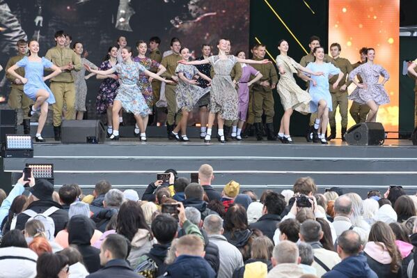 На пляцоўцы каля Палаца спорту выступілі артысты ў адзенні часоў ВАВ. - Sputnik Беларусь