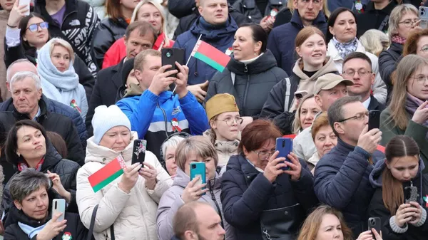 Зрители на параде в Минске - Sputnik Беларусь