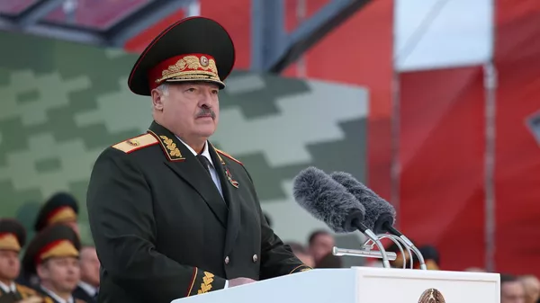Президент Беларуси Александр Лукашенко на параде в Минске - Sputnik Беларусь