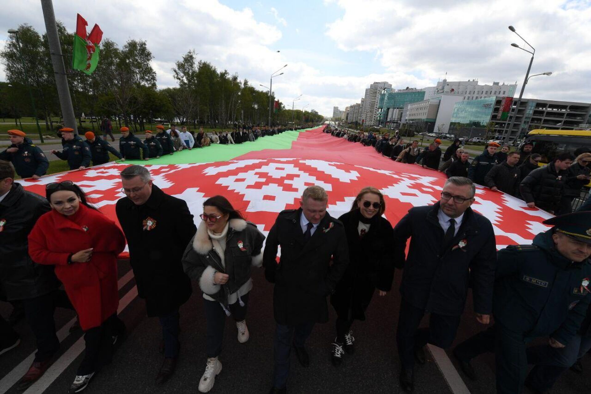 Государственный флаг Белоруссии длиною в полкилометра пронесли по Минску Государственный флаг Белоруссии длиною в полкилометра пронесли по Минску - Sputnik Беларусь, 1920, 11.05.2025
