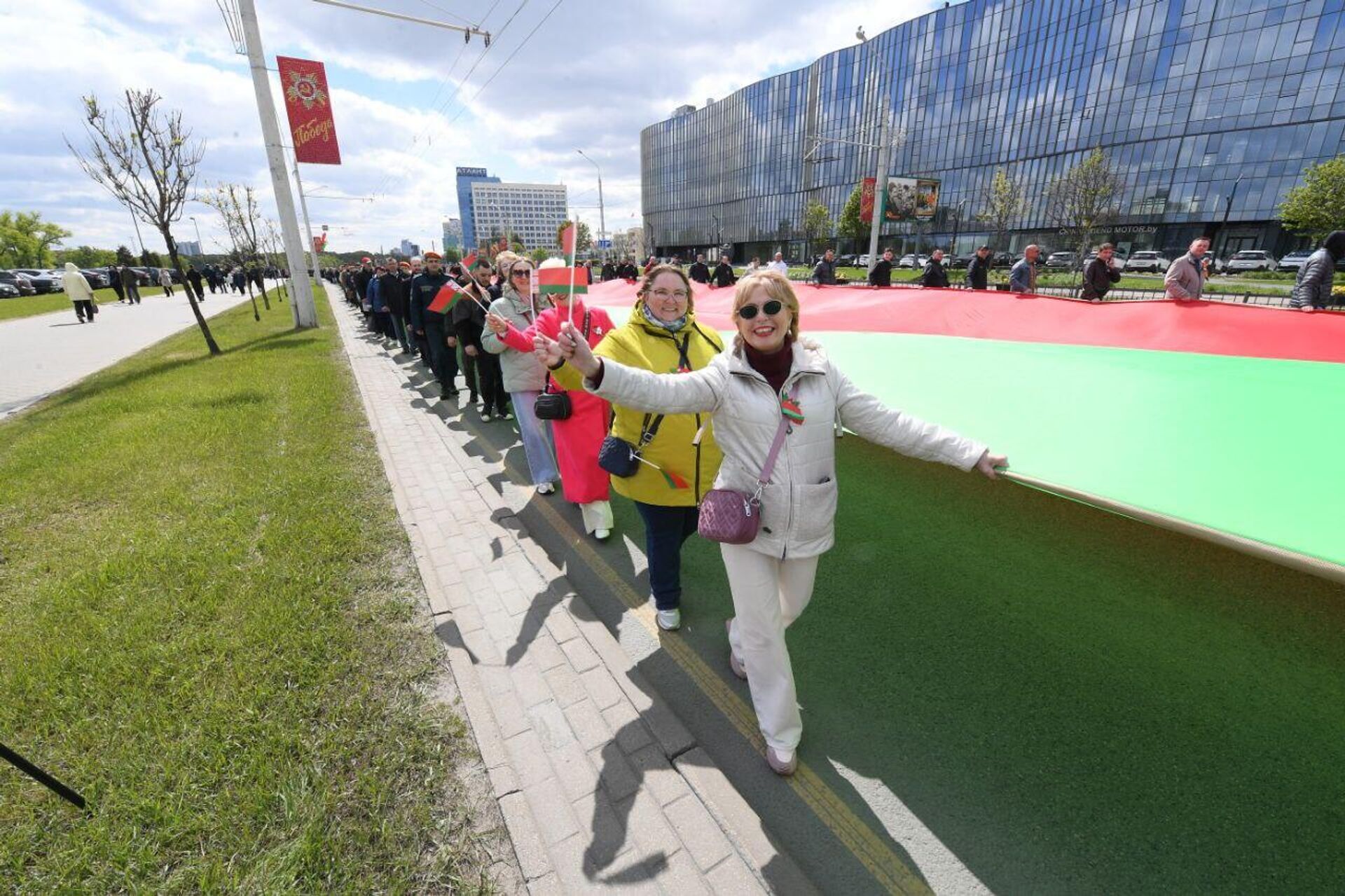 Государственный флаг Белоруссии длиною в полкилометра пронесли по Минску Государственный флаг Белоруссии длиною в полкилометра пронесли по Минску - Sputnik Беларусь, 1920, 11.05.2025