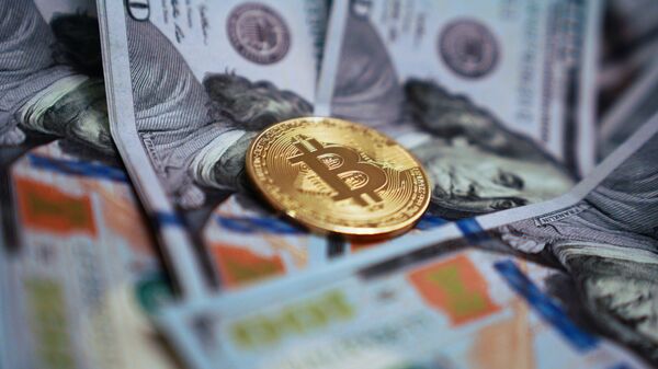 Сувенирная монета с логотипом криптовалюты биткоин - Sputnik Беларусь