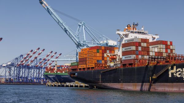 Китайский контейнеровоз в порту Лос-Анджелеса - Sputnik Беларусь