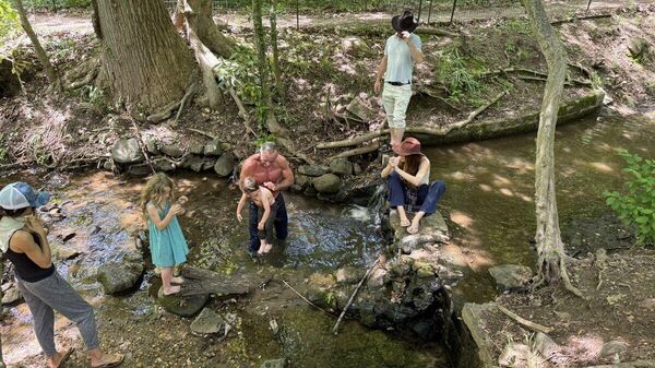 Роберт Кеннеди-младший со своими внуками в парке Рок-Крик в Вашингтоне - Sputnik Беларусь