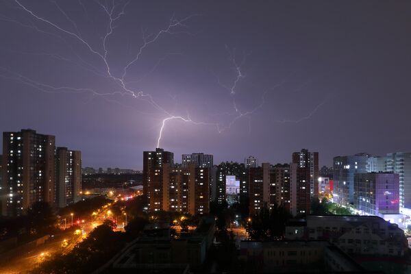 Молнии во время грозы в Пекине, Китай Молнии во время грозы в Пекине, Китай - Sputnik Беларусь