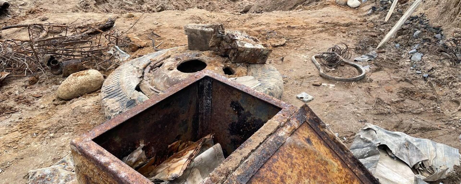 Найденный дорожниками сейф с документами - Sputnik Беларусь, 1920, 15.05.2025