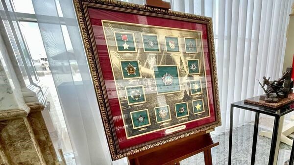 Подаренное Александру Лукашенко панно с наградами - Sputnik Беларусь